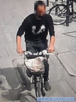 Na zdjęciu zatrzymany  mężczyzna na skradzionym rowerze