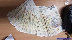 Rozłożone na stole banknoty o nominale 200 zł.