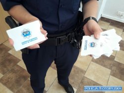 Policjantka prezentuje specjalne etui na kartę płatniczą