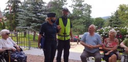 Policjanci rozmawiają z seniorami o bezpieczeństwie