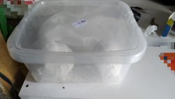 Narkotyki w woreczkach umieszczone w plastikowym pojemniku