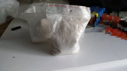 Narkotyki (biały proszek) w woreczku z tyłu plastikowy pojemnik
