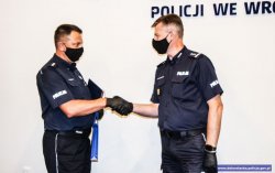 Komendant Wojewódzki Policji we Wrocławiu inspektor Dariusz Wesołowski składa gratulacje