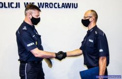 Komendant Wojewódzki Policji we Wrocławiu inspektor Dariusz Wesołowski składa gratulacje