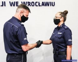 Komendant Wojewódzki Policji we Wrocławiu inspektor Dariusz Wesołowski składa gratulacje podkom. Magdalene Sączawa