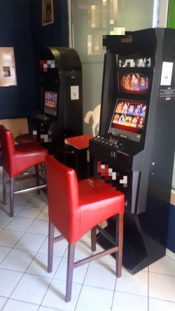Dwa zabezpieczone automaty do gier  w salonie gier