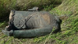 Zniszczone popiersie Marszałka Konstantego Rokossowskiego które leży na trawie