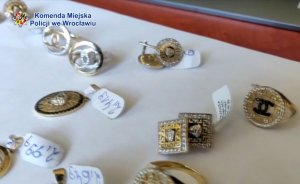 Podrobiona biżuteria znanych światowych producentów ujawniona przez policjantów w jednym z wrocławskich lombardów