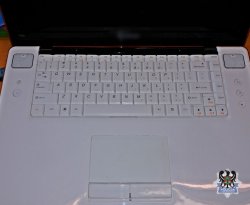 Odzyskany laptop, czarny z białą klawiaturą