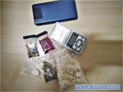 Na zdjęciu zabezpieczone przez policjantów narkotyki. W woreczku znajduje sie amfetamina i marihuana a obok leży waga kieszonkowa do ważenia narkotyków