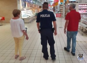 Na zdjęciu policjant oraz inspektorzy Powiatowej Stacji Sanitarno-Epidemiologicznej w Wałbrzychu podczas kontroli jednej z wałbrzyskich placówek handlowych.
