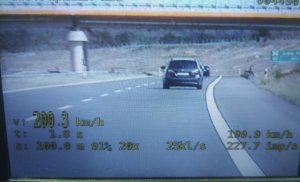 Kadr z filmu przedstawiający, jak kierujący samochodem osobowym, przekracza dozwoloną prędkość jadąc ponad 200 km/h, na drodze S3.