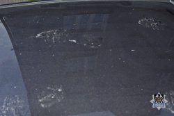 Na zdjęciu uszkodzenia pierwszego z pojazdów, odciski butów na masce samochodu.