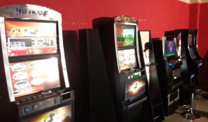 Na zdjęciu 4 nielegalne automaty do gier w salonie gier.