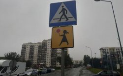znak informujący o tym, że w pobliżu mogą znajdować się dzieci.