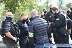 Na zdjęciu funkcjonariusze policji, którzy poszukiwali zaginionego mężczyznę w rejonie Wyspy Słodowej