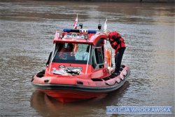 Na zdjęciu ratownicy Wodnej Służby Ratowniczej znajdujący się na łodzi ratunkowej