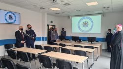 Wizyta policjantów i zaproszonych gości w sali odpraw w nowym Komisariacie I Policji w Wałbrzychu z siedzibą w Szczawnie -Zdroju po zakończonym uroczystym przekazaniu budynku.