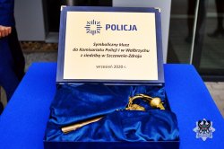 Symboliczny klucz do nowego Komisariatu I Policji w Wałbrzychu z siedzibą w Szczawnie-Zdroju.