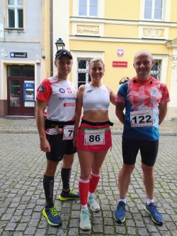 Wspólne pamiątkowe zdjęcie biegaczy