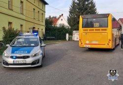 Zatrzymany autobus do kontroli przez policjantów.