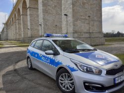 Radiowóz policyjny stoi koło wiaduktu w Bolesławcu