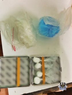 Na zdjęciu widać zabezpieczone narkotyki znajdujące się w woreczkach i pudełku