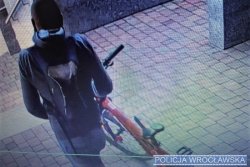 obraz z kamery rejestruje mężczyznę kradnącego rower