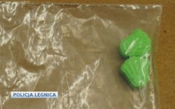 zielone tabletki extasy zapakowane w woreczku przygotowane do sprzedaży