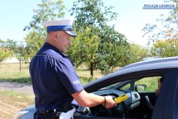 policjant sprawca alkomatem trżeźwość kierowcy auta osobowego