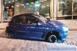 zniszczone niebieski auto na Wrocławskim rynku