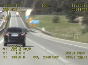 obraz z wideo rejestratora który nagrał samochód przekraczajacy dozwoloną prędkość