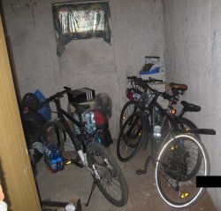 odzyskane przez policjantów 2 rowery ukryte w piwnicy