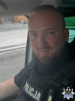 Na zdjęciu policjant , który udzielił pierwszej pomocy poszkodowanym