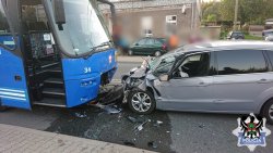 Na zdjęciu przody dwóch pojazdów z wypadku