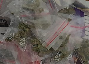 Na zdjęciu woreczki z marihuaną leżące na stole.
