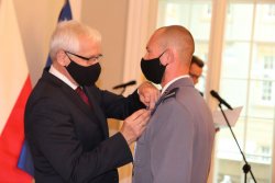 Na zdjęciu Wojewoda Dolnośląski wręcza starszemu sierżantowi Wiktorowi Fedorczukowi Brązowy Krzyż Zasługi