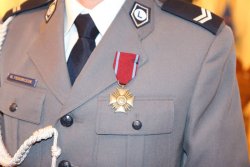 Na zdjęciu przypięty do munduru Brązowy Krzyż Zasługi