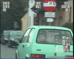 Zdjęcie z wideorejestratora przedstawiające zatrzymywany do kontroli samochód osobowy w kolorze seledynowym.