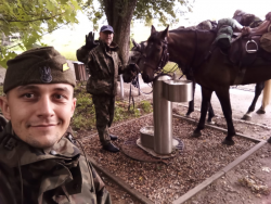 Policjant sierżant Marcin Dardziński wraz z zaprzyjaźnionym właścicielem stajni Robertem Karbowniczakiem. W tle koń jednego z nich.