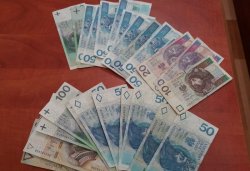 Na zdjęciu rozłożone w wachlarz banknoty po 10, 20, 50, 100 złotych.