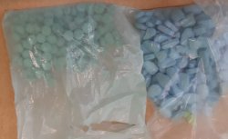 W dwóch woreczkach tabletki, jedne w kolorze zielonym i drugie w niebieskim