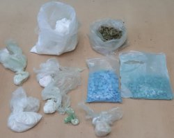 Na zdjęciu 0,5 kilograma amfetaminy, ponad 20 gramów marihuany, 218 tabletek ecstasy oraz 120 gramów tej samej substancji w postaci sproszkowanej.