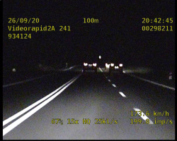 Zdjęcie z wideorejestratora przedstawiające kierowcę samochodu osobowego wyprzedzającego nieprzepisowo
