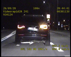 Zdjęcie z wideorejestratora przedstawiające kierowcę samochodu osobowego przekraczającego dozwoloną prędkość