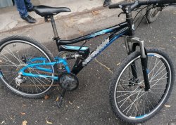 Odzyskany rower w kolorze niebieskim.