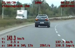 Zdjęcie z wideorejestratora na którym widać, jak kierowca pędzi w środku miasta prędkości 143 kilometrów na godzinę.