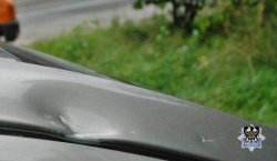 Na zdjęciu uszkodzenia samochodu - wgniecenia na masce auta