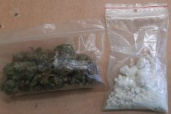 Na zdjęciu dwa woreczki foliowe, jeden z marihuaną, a drugi z amfetaminą.