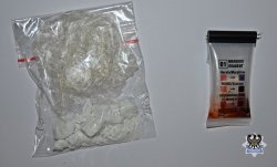 Na zdjęciu kolejne zabezpieczone przez policjantów narkotyki - amfetamina w woreczku foliowym obok znajduje się tester narkotykowy.